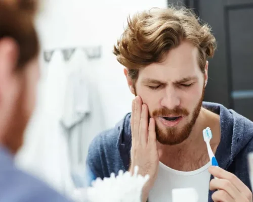 Dor de Dente Revela Hábitos Ocultos: Fio Dental Ignorado, Escovação Forte e Língua Negligenciada Afetam Implantes e Causam Inflamações