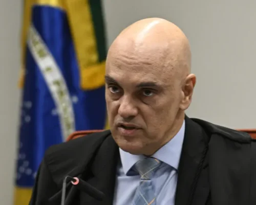 Alexandre de Moraes Notifica Eduardo Bolsonaro por Edital: Ex-deputado enfrenta ação penal e tem 15 dias para apresentar defesa nos EUA
