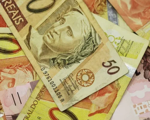 Juros Disparam em Janeiro: Cartão de Crédito Atinge 194,9% ao Ano, Impactando Famílias e Empresas