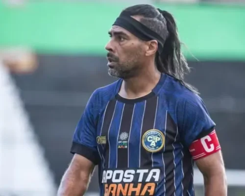 Ídolo do Goiás aos 48 anos: Ex-artilheiro do mundo volta a jogar e busca novo clube em 2026