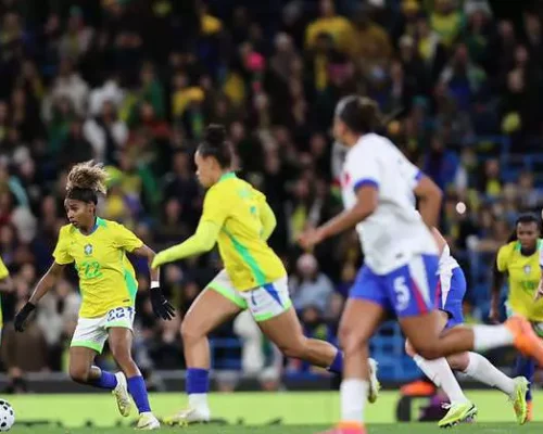 Seleção feminina do Brasil perde para Venezuela pela primeira vez, partida em Toluca foi paralisada por raios e trovões e terminou em derrota por 2 a 1