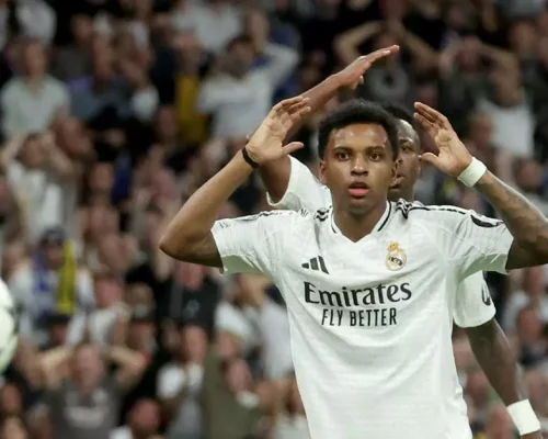 Rodrygo cirurgia no joelho, ruptura do ligamento cruzado anterior e do menisco lateral, recuperação projetada entre dez meses e um ano, retorno ao Real Madrid