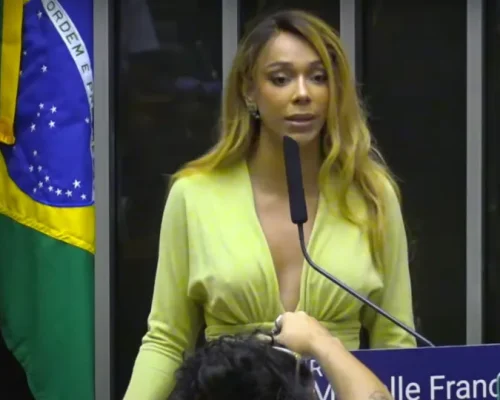 MPF exige R$ 10 milhões do SBT e Ratinho por falas transfóbicas contra Erika Hilton; apresentador rebate