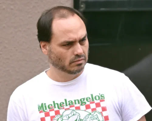 Carlos Bolsonaro Detalha Estado de Saúde de Jair Bolsonaro na UTI: “Inchaço e Irritabilidade” em Meio a Tratamento Intensivo