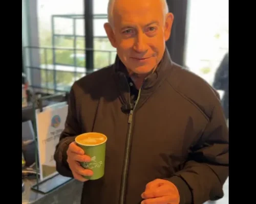 Netanyahu Ironiza Boatos de Morte Iraniando: “Mortinho por Café” e “Louco” pelo Povo de Israel