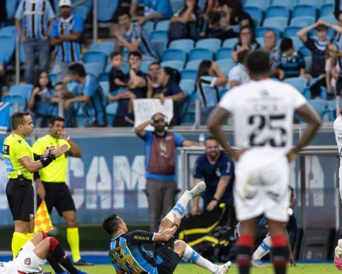 Grêmio vence o Vitória por 2 a 0, mantém invencibilidade de oito jogos e cola no G-5 do Brasileirão, mas Marlon sofre fratura no tornozelo