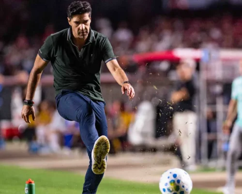Palmeiras assume liderança isolada do Brasileirão após vitória sobre o São Paulo, mas Abel Ferreira é expulso em jogo eletrizante