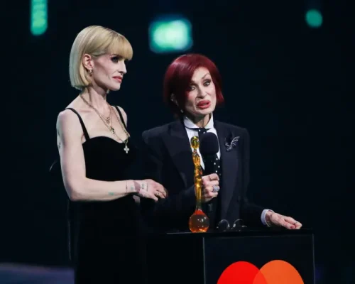 Sharon Osbourne defende filha Kelly Osbourne de críticas à sua aparência: “Orgulhosa por se posicionar!”
