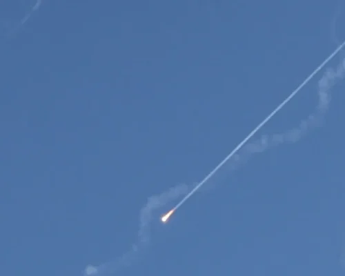 Israel Confirma Ataque com Mísseis Iranianos no Centro do País; Tensão Mundial Aumenta