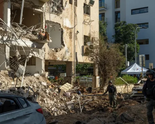 Irã Surpreende Tel Aviv com Ataque de Míssil de 100kg: Seis Feridos e Crateras Marcam Nova Ofensiva Iraniana em Meio à Escalada de Conflito com Israel