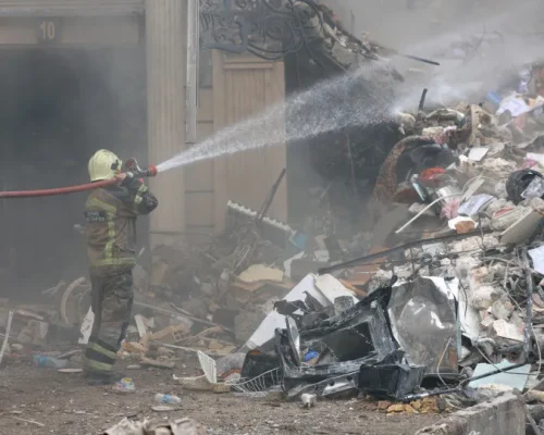 Ataques Devastam Hospitais no Irã: EUA e Israel Deixam Rastro de Destruição em Massa e Milhares de Vítimas