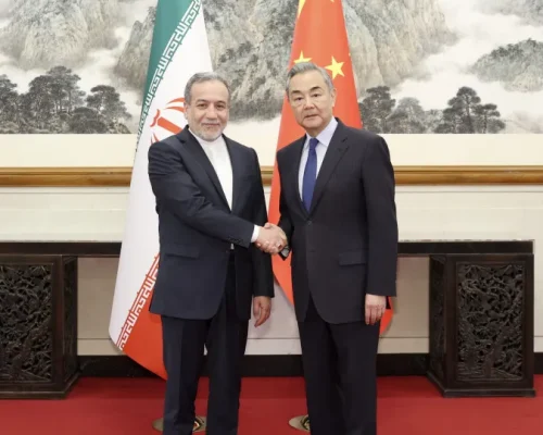 China Pressiona por Paz Urgente no Irã: Diálogo Imediato é a Chave, Cobra Pequim