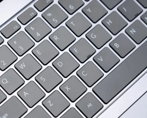 Teclas F e J: Descubra o Segredo das Pequenas Elevações que Aceleram sua Digitação sem Você Perceber