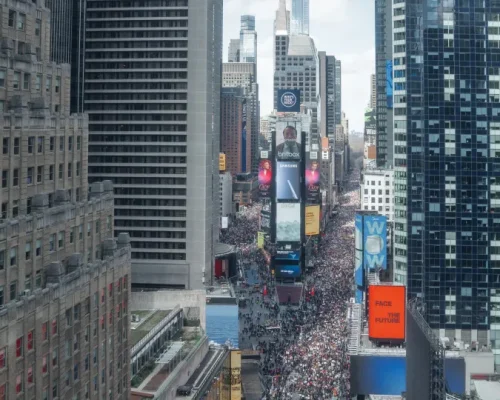 Nova York em Ebulição: Milhares Marcham Contra “Governo Tirano” de Donald Trump e Pedem “Impeachment Já!”
