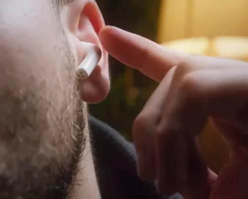 Fones de Ouvido Sem Fio Imundos? Descubra a Frequência Ideal de Limpeza para Evitar Bactérias e Manter o Som Perfeito