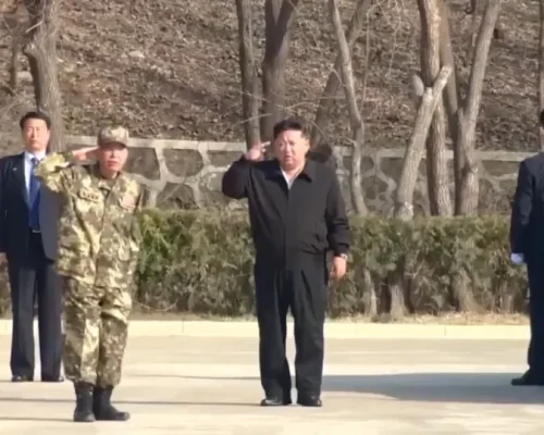 Kim Jong-un Choca o Mundo: Líder Norte-Coreano Assiste a Soldados Levando Marteladas no Abdômen em Exercícios Brutais