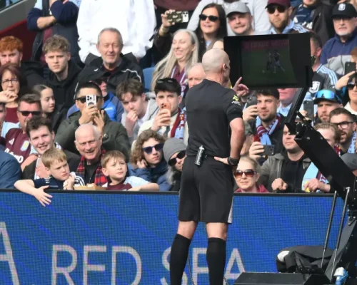 Torcedores da Premier League Exigem Fim do VAR: Pesquisa Revela Frustração Generalizada com Tecnologia no Futebol Inglês