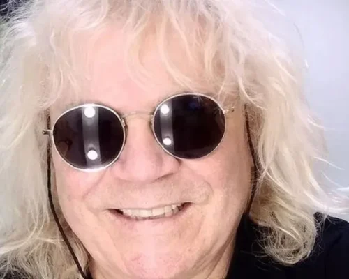 Cantor Ovelha, de 70 anos, passa por cirurgia de emergência no coração e é liberado no dia seguinte; recuperação é delicada