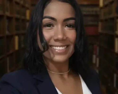 Estudante de Direito é assassinada a facadas em casa; ex-companheiro, que cumpre pena no semiaberto, é o principal suspeito e fugiu após confessar o crime