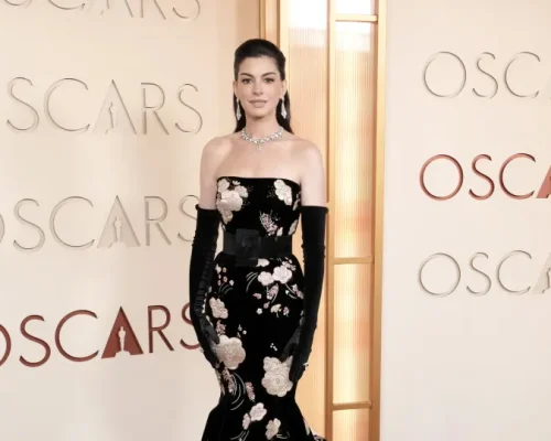 Anne Hathaway, 43 anos, revela inseguranças com o corpo após maternidade e mudanças no estilo de vida