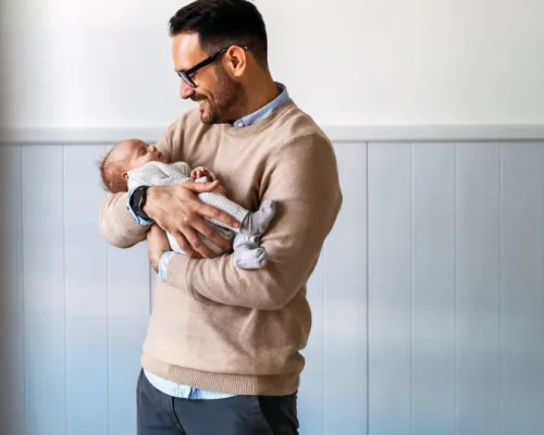 Licença-Paternidade Ampliada: Novos Prazos de 20 Dias a Partir de 2027 Valem Também para Adoção