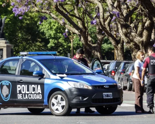 Chocante na Argentina: Pai é preso por manter filho autista de 11 anos trancado em jaula improvisada