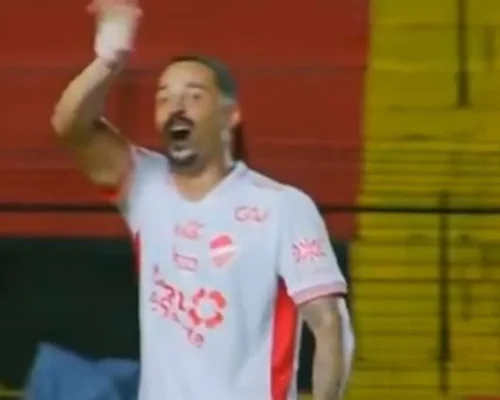 Em estreia de ex-Remo, jogador é expulso após gesto de