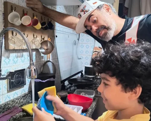 Humorista Cacofonias Reage com Fúria a Internauta Cruel que Culpou Piadas por Tragédia Familiar