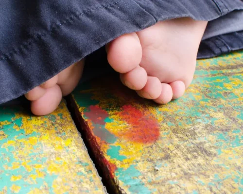 Tragédia na Argentina: Bebê de 1 ano morre engasgado com unha postiça da mãe manicure; pai causa confusão no funeral