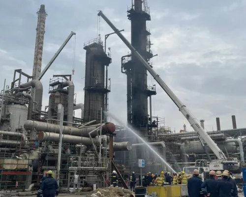 Ataque com Drones Iranianos Causa Incêndio em Refinaria Estratégica no Kuwait, Aumentando Tensão Global