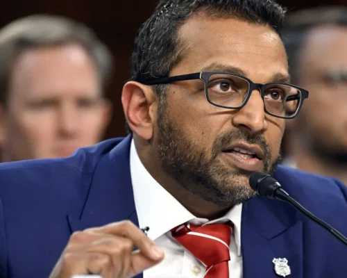 Após saídas de altos escalões, Trump avalia demitir diretor do FBI e outros nomes chave de sua gestão