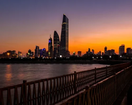 Ataque Iraniano Causa Danos Graves em Infraestrutura Crítica do Kuwait: Centrais de Energia e Dessalinização Afetadas