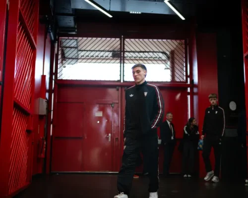 Manchester United em Reta Final: 8 Jogadores Deixam o Clube em Reformulação Massiva e Busca por Mais de 100 Milhões de Euros