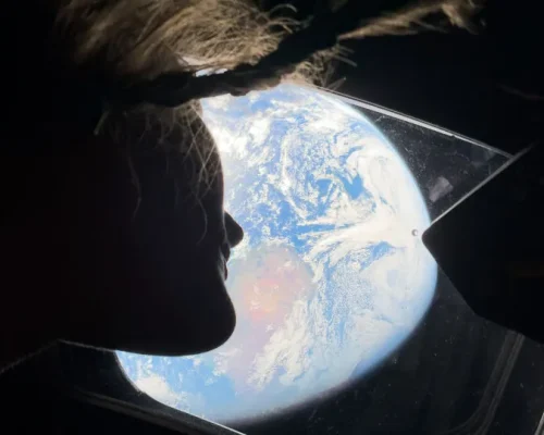 Astronautas da Missão Artemis II usam iPhone para registrar fotos inéditas do espaço profundo e sobrevoo histórico do lado oculto da Lua