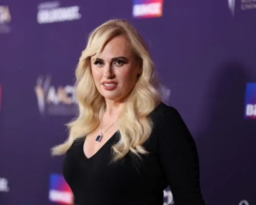Rebel Wilson desabafa sobre corpo de biquíni após perder 30kg: “Isso não sou eu”, revela uso de medicamentos e maternidade