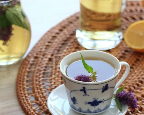 Digestão Pesada Após Festas? Descubra 3 Chás Naturais com Gengibre, Camomila e Especiarias para Aliviar o Estômago Imediatamente