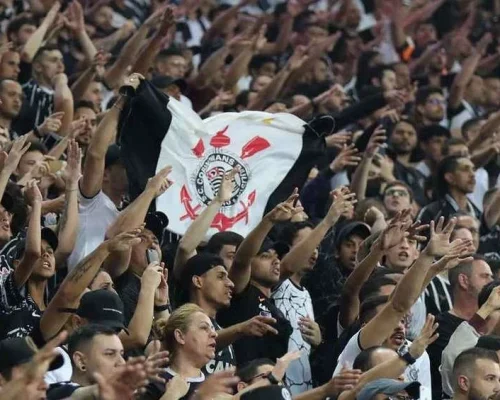 Torcida organizada do Corinthians faz protesto no CT e cobra jogadores