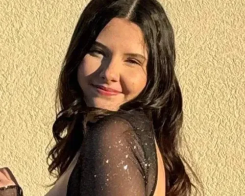 Tragédia nos EUA: Jovem de 18 anos morre após cair de carro em alta velocidade em rodovia; amigos não usavam cinto