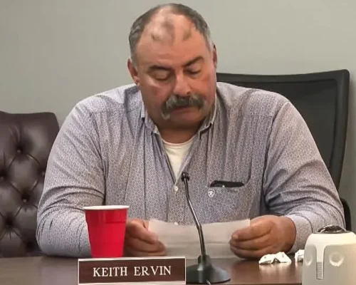 Conselheiro Escolar nos EUA Comenta “Nossa, você é gostosa” para Estudante e Gera Revolta Nacional; Pedidos de Afastamento Crescem