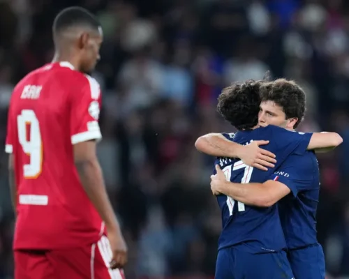 Liverpool Despenca na Champions: Jamie Carragher Choca ao Comparar Time a “Equipe de Divisão Inferior” Após Derrota para o PSG