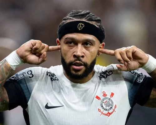 Memphis escapa de suspensão por usar celular em jogo e recebe advertência do STJD