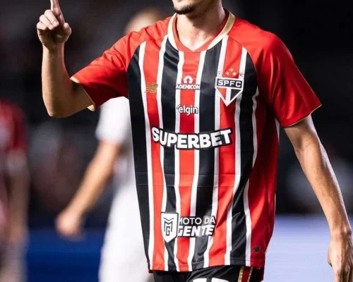 Pablo Maia sofre fraturas no rosto após choque no treino e passa por cirurgia no São Paulo