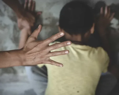 Menino de 9 anos é resgatado nu e desnutrido após 17 meses vivendo em van no leste da França, pai é preso