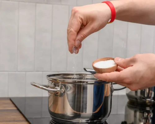 Errou no sal do arroz? Truques caseiros e simples salvam sua refeição e evitam o desperdício