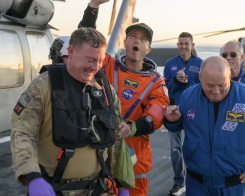 Artemis II retorna à Terra: Cápsula Orion amerissa com sucesso no Pacífico após histórica missão lunar