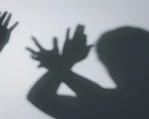 Novas Leis de Proteção à Mulher: Monitoramento de Agressores e Combate ao Vicaricídio Ampliam Segurança no Brasil