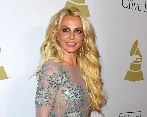 Britney Spears se interna voluntariamente em clínica de reabilitação após ser detida por dirigir alcoolizada nos EUA