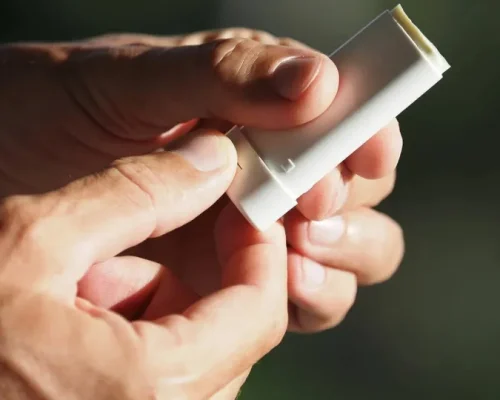 Protetor Solar em Bastão: Praticidade é Aliada, Mas Cuidado com a Aplicação Correta para Evitar Danos