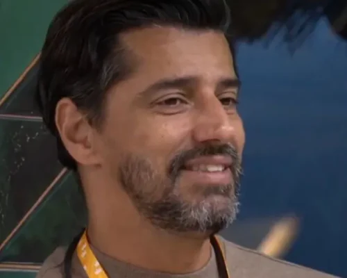 Fãs de Alberto Cowboy do BBB 26 se unem em vaquinha para presentear ex-BBB com celular de até R$ 12 mil, dividindo opiniões