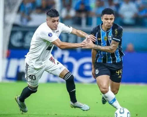 Grêmio é resiliente, fura a retranca do Riestra no fim e vence a primeira na Sul-Americana